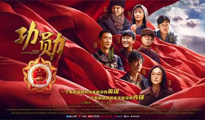 桔子影视更新节目单主视觉，深墨底色上的金色幕布与座次示意